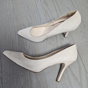 Nine West Woman Size 9.5M Ivory High Heel Pumps Stiletto Pointy Toe Elegant Shoe